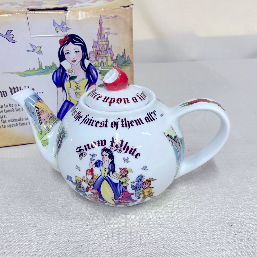 Snow White Teapot by Cardew Design - Picture 3 of 4